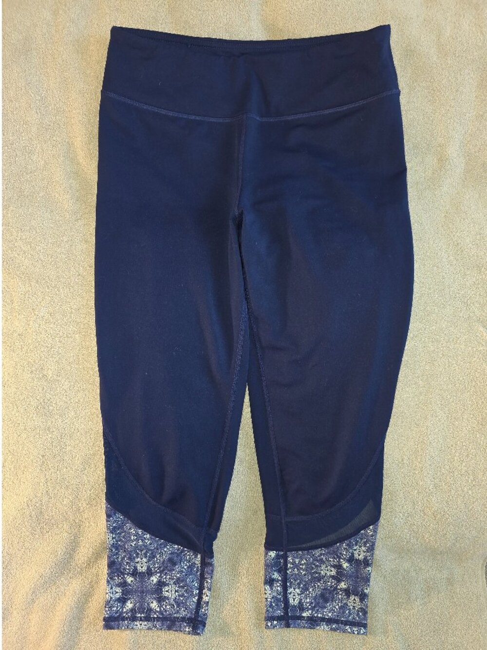 Leggings (Gaiam): Capri, navy blue with light blue and white pattern, Size M